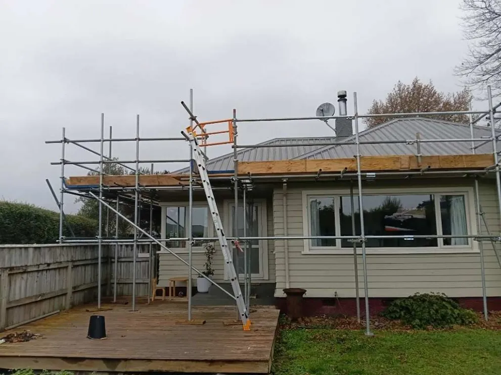 Single-storey re-roof scaffold